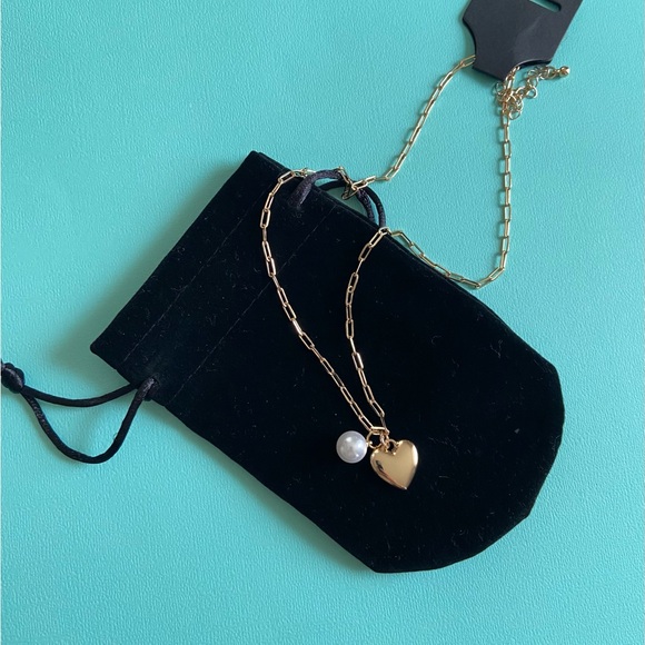 NWT! 🤎Beautiful golden chain necklace with faux pearl and puffed heart pendants - Picture 4 of 15